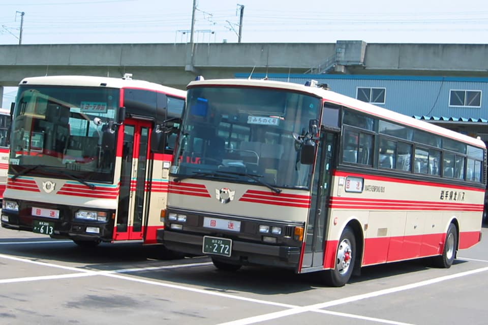 手書きの行き先がインパクトありすぎる!! 岩手県を走る2大事業者の方向幕がまさに“幕”だった!! - 自動車情報誌「ベストカー」