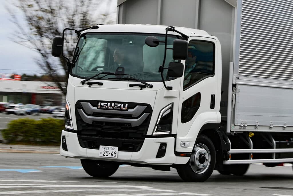 排気量は小さくても走りは軽快!? エルフと同じ3Lエンジンを搭載するいすゞ「フォワード」4JZ1型エンジン搭載車の実力を検証!!! - 自動車情報誌「ベストカー」
